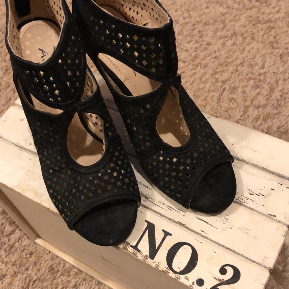 Super Hott Balck Cutout Heels!!